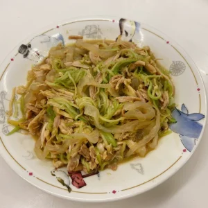 手撕雞青瓜滑蛋炒麵